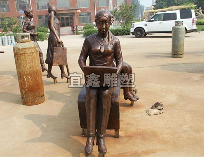 人物雕塑展示人们对其的缅怀与敬仰